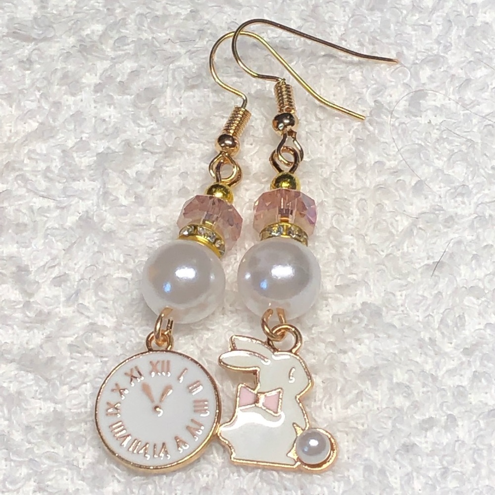 2/20 🐇Cute mismatched White and pink Alice in Wonderland like earrings